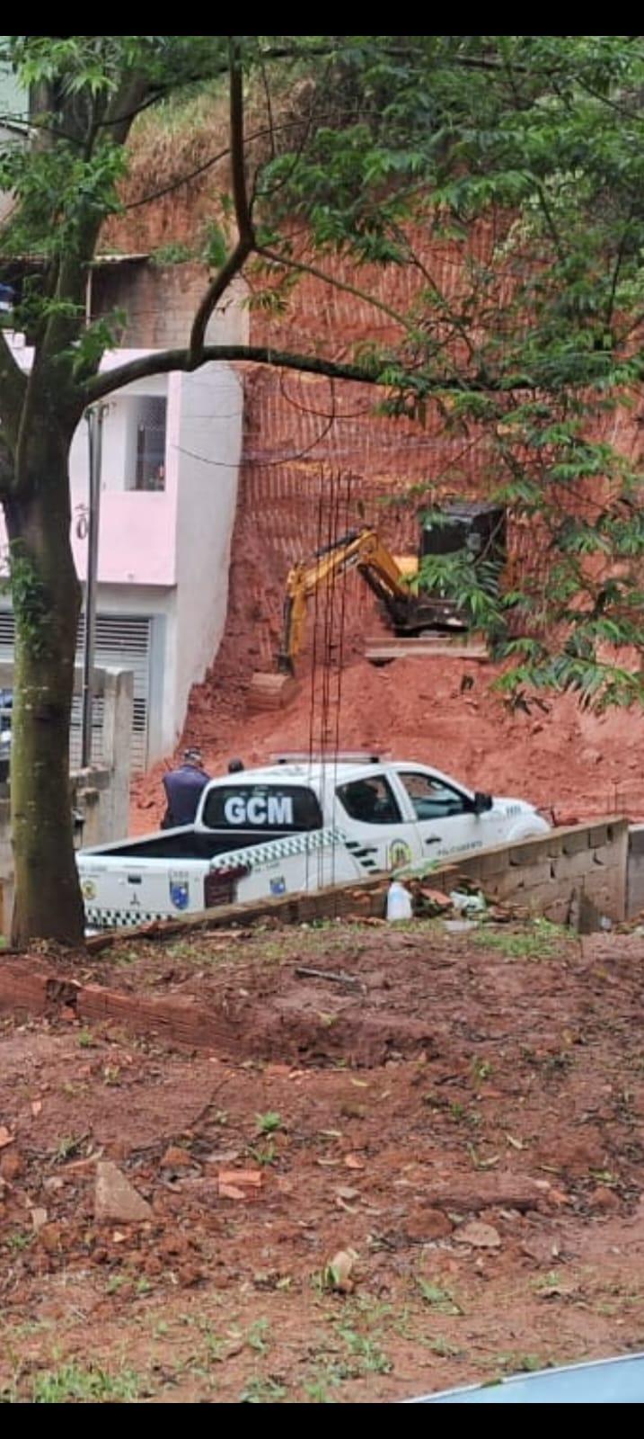 GCM INTERROMPE OBRA IRREGULAR EM ÁREA DE PROTEÇÃO AMBIENTAL NO SÍTIO BELA VISTA