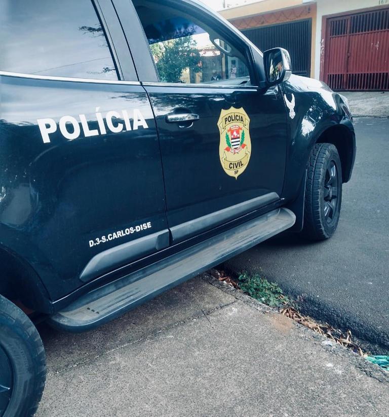 MULHER INCENDEIA CARRO COM FILHO DENTRO EM SP