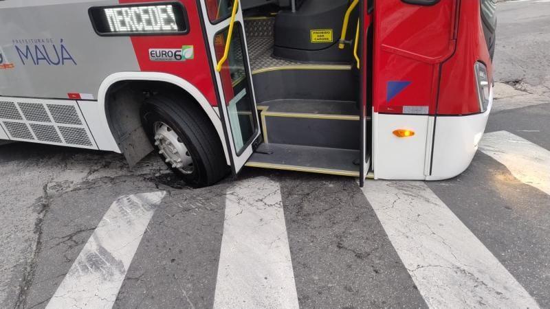 SOLAPAMENTO NA RUA CARLOS DE CAMPOS ALTERA TRAJETO DE ÔNIBUS NA VILA VITÓRIA