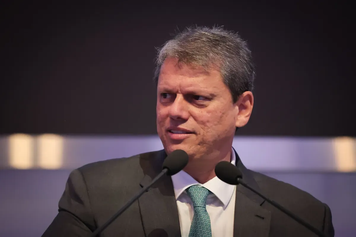 TARCÍSIO FAZ BRINCADEIRA AO COMENTAR CASOS DE BEBIDAS ADULTERADAS EM SÃO PAULO