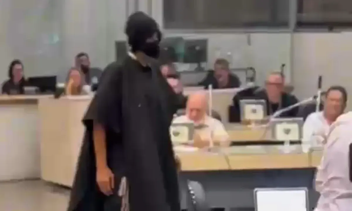 HOMEM INVADE PLENÁRIO E INTERROMPE SESSÃO NA CÂMARA DE MAUÁ