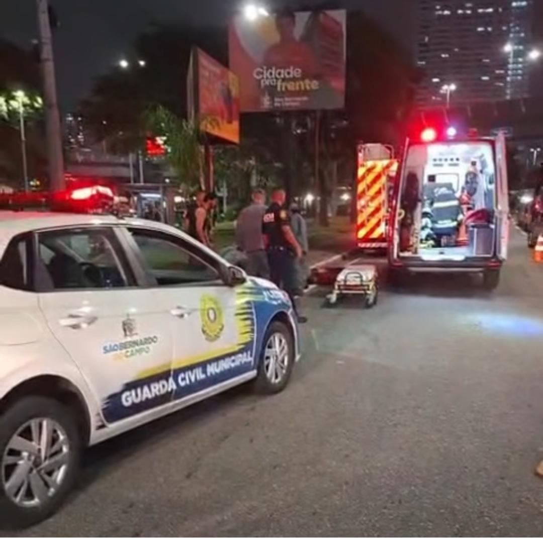 DUAS JOVENS SÃO ATROPELADAS NA PEREIRA BARRETO; MOTOCICLISTA FOGE E DEIXA MÁQUINA DE COBRANÇA NO LOCAL