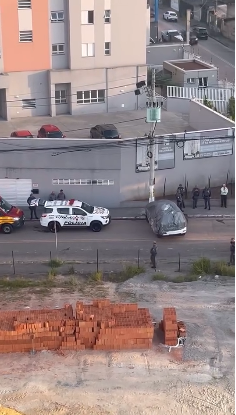 VIATURA COLIDE COM POSTE NA DIVISA ENTRE VILA ASSIS E VILA VITÓRIA