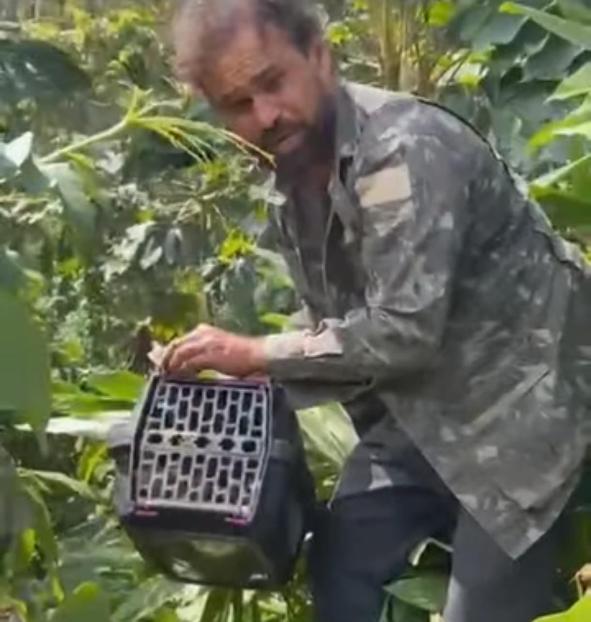 NEM TODO HERÓI USA CAPA: MORADOR RESGATA SARUÊ E DÁ EXEMPLO DE CONSCIÊNCIA AMBIENTAL