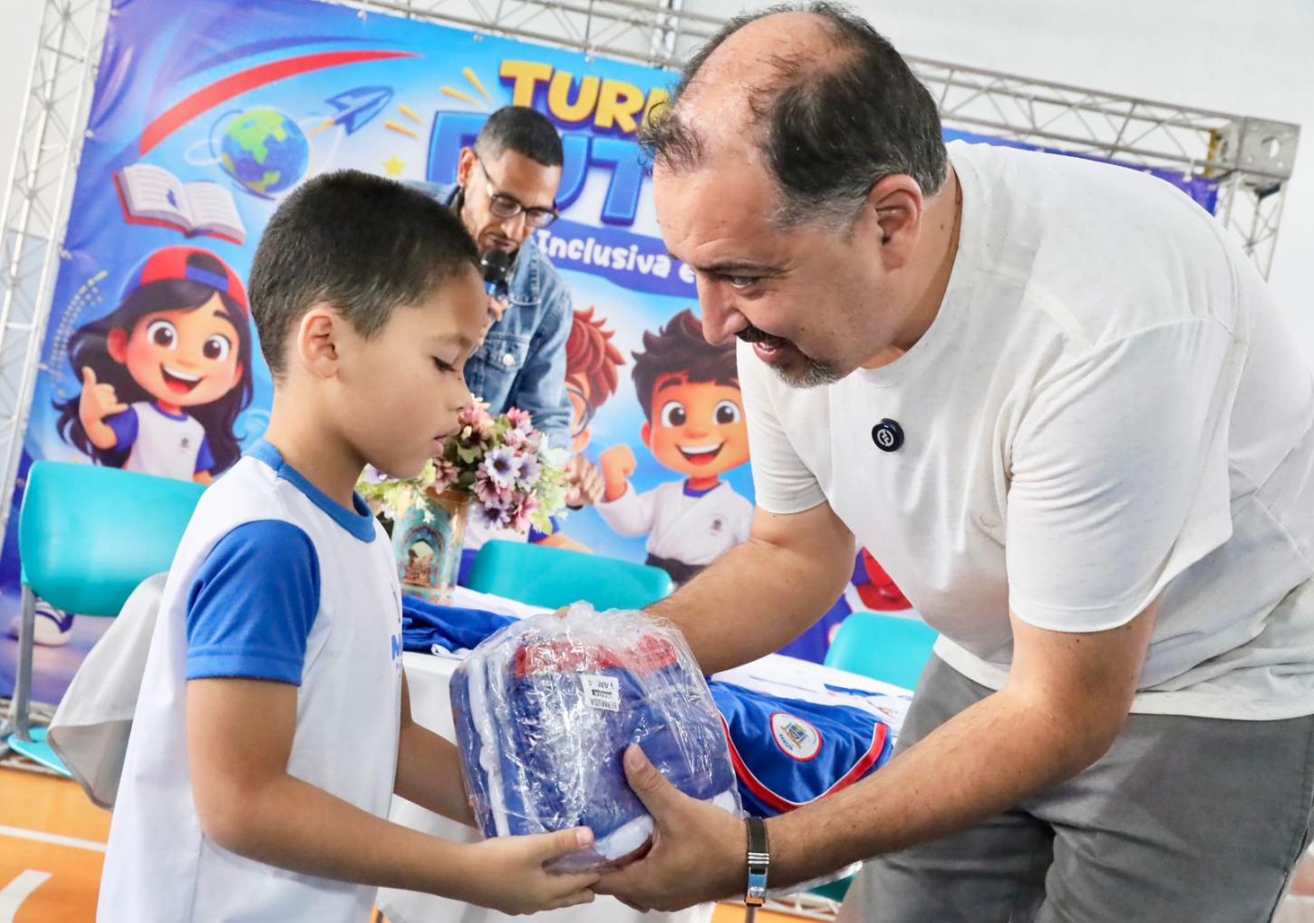 TURMA DO G4 DA ESCOLA MARIA WANNY RECEBE PRIMEIROS UNIFORMES