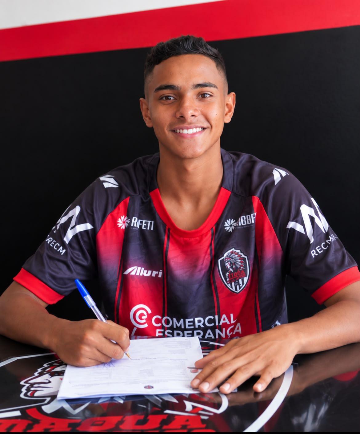 Itaquá Athlético Clube celebra primeiro contrato profissional de atleta morador do Jardim Zaíra de Mauá-SP