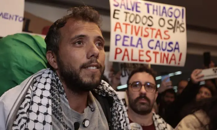 Ativista brasileiro é deportado da Argentina por ordem de Milei