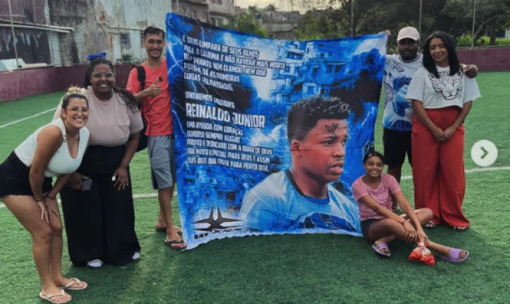 EMOCIONANTE: IRMÃ E AMIGOS FAZEM HOMENAGEM A REINALDO JUNIOR NO CAMPO DE FUTEBOL