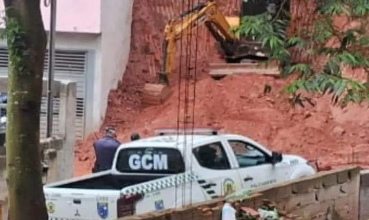 GCM INTERROMPE OBRA IRREGULAR EM ÁREA DE PROTEÇÃO AMBIENTAL NO SÍTIO BELA VISTA