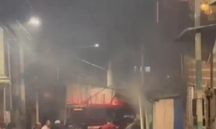 INCÊNDIO NO FERRAZÓPOLIS MOBILIZA BOMBEIROS EM SÃO BERNARDO