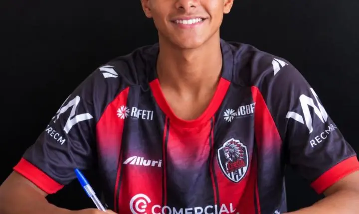 Itaquá Athlético Clube celebra primeiro contrato profissional de atleta morador do Jardim Zaíra de Mauá-SP