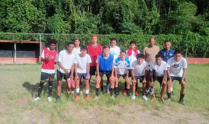 MORADORES COBRAM MELHORIAS NO CAMPO DO FLOR DO MORRO