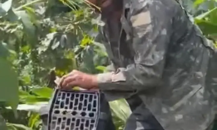 NEM TODO HERÓI USA CAPA: MORADOR RESGATA SARUÊ E DÁ EXEMPLO DE CONSCIÊNCIA AMBIENTAL