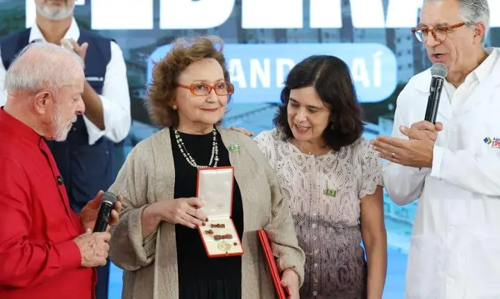 Pesquisadora Margareth Dalcolmo recebe medalha Oswaldo Cruz