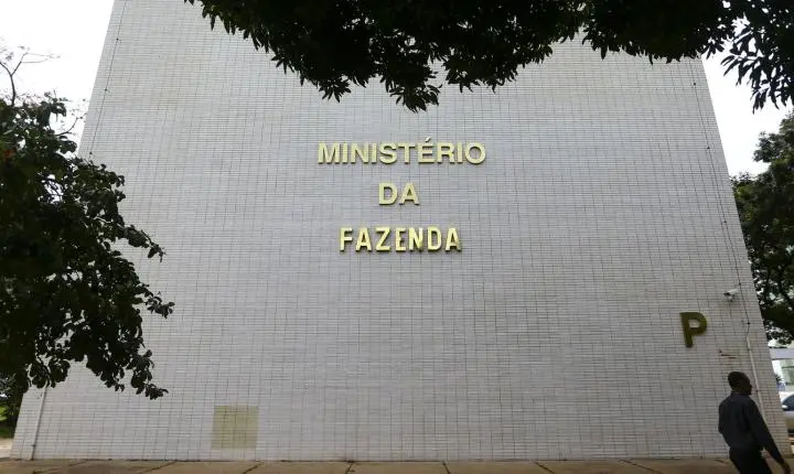 Projeção oficial de inflação sobe para 5,1%, com estouro da meta