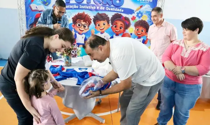 TURMA DO G4 DA ESCOLA MARIA WANNY RECEBE PRIMEIROS UNIFORMES